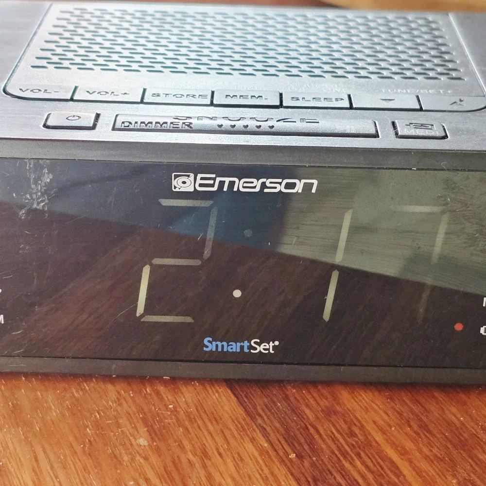 Emerson SmartSet Dual Alarm Clock‎ Radio with AM/FM Radio, Dimmer, Sleep Timer
